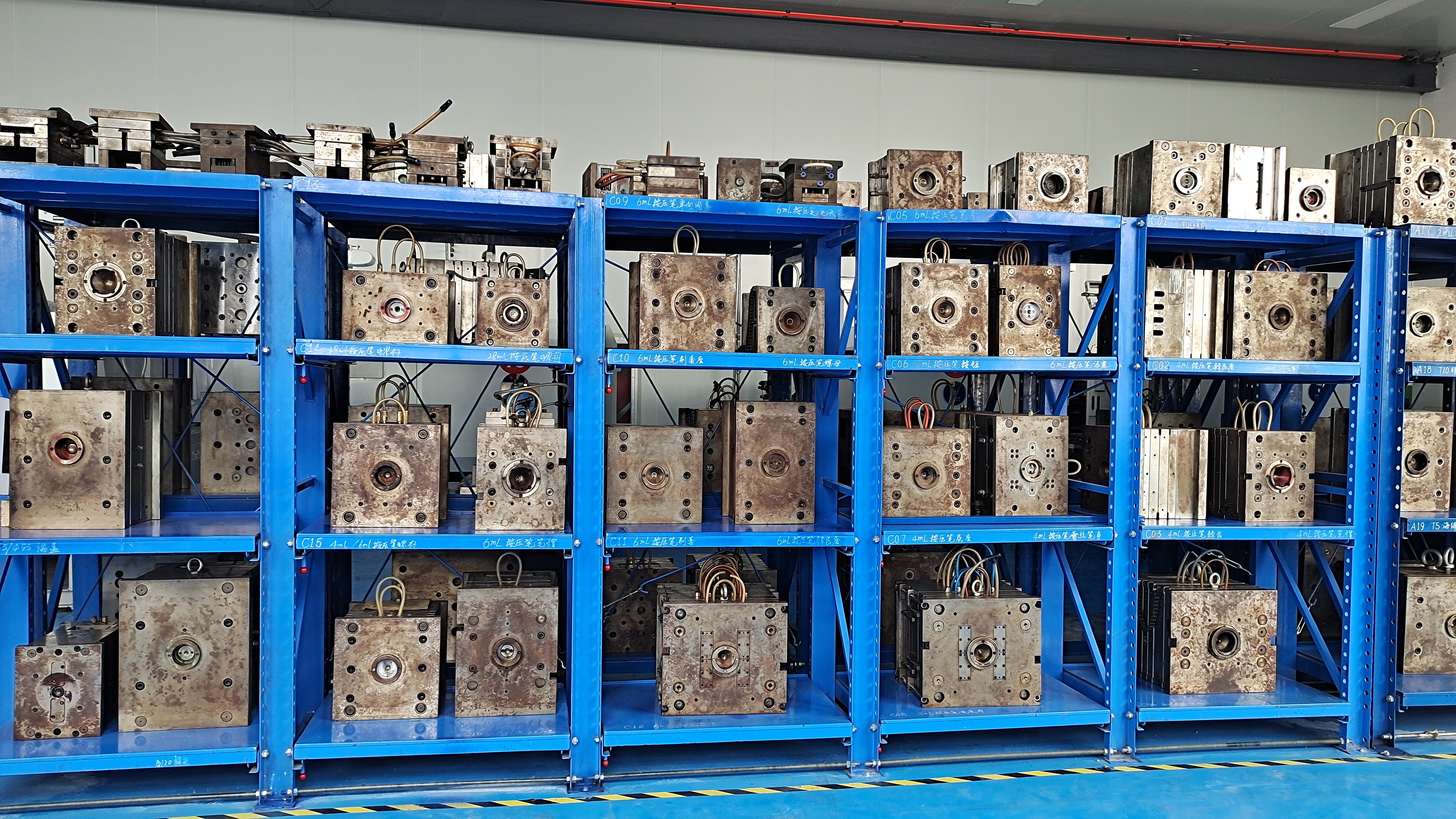 bottom-filling pump perfume bottle